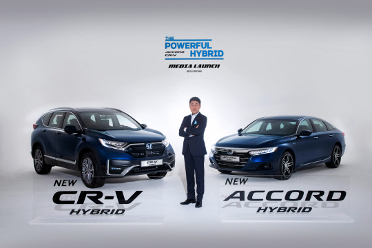 뉴 CR-V 하이브리드, 뉴 어코드 하이브리드와 이지홍 혼다코리아 대표이사. <혼다코리아 제공>